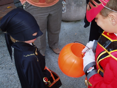 Zorro et le Power Ranger comparent leur butin en dbut de soire -- Cliquez pour voir l'image en entier