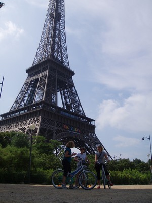 Trois fourmis au pied de la Tour Eiffel (Isabelle, Nancy et Kristi) -- Cliquez pour voir l'image en entier