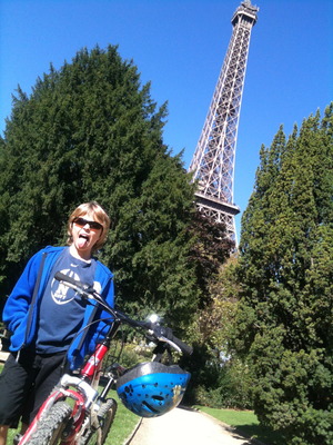 Gabriel avec son vlo rpar (merci, Papy) en pique-nique  la Tour Eiffel le weekend dernier. -- Cliquez pour voir l'image en entier