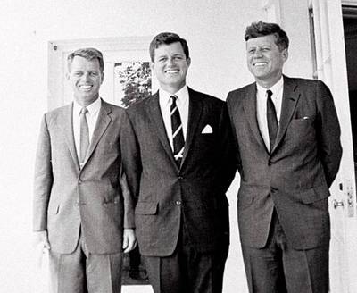 En 1962, Robert F. Kennedy (Attorney General), Edward M. Kennedy (snateur) et John F. Kennedy (prsident) -- Cliquez pour voir l'image en entier